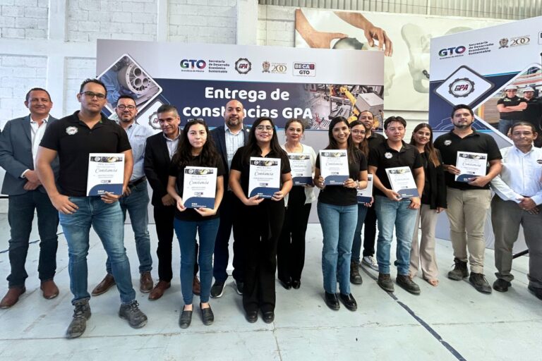 Entrega SDES constancias a colaboradores de GPA del programa BÉCAT